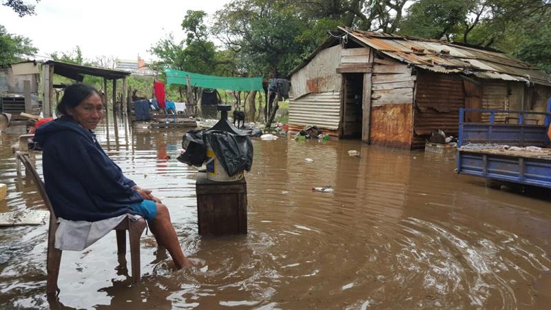 Vecinos de barrio humilde de AsunciÃ³n marchan por una soluciÃ³n a inundaciones